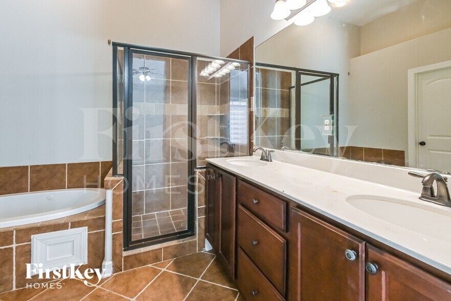 Building Photo - 10258 Evening Hill Dr
