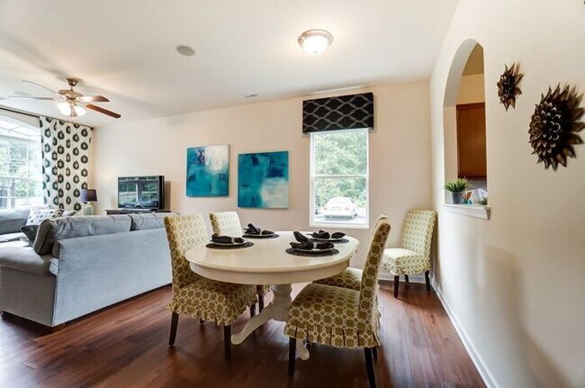 Building Photo - Beautiful 3 Bedroom 2.5 Bath Townhome in G...