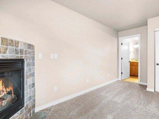 Building Photo - Charming 3 Story Townhome with AC