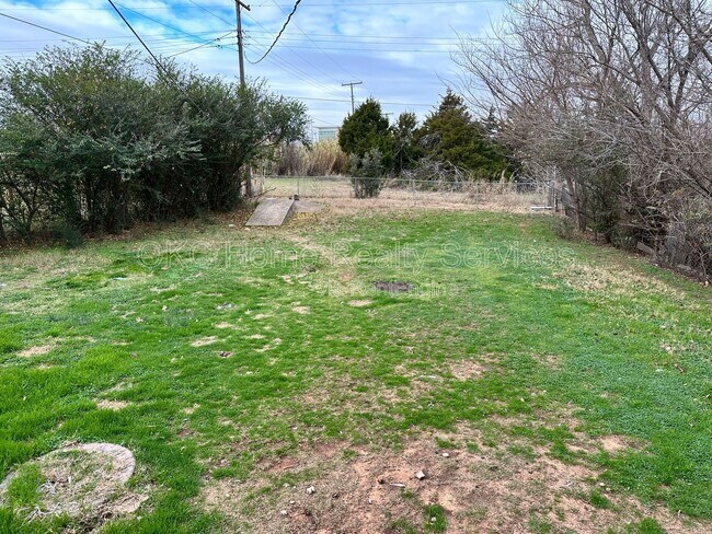 Building Photo - 3117 N Lindsay Ave