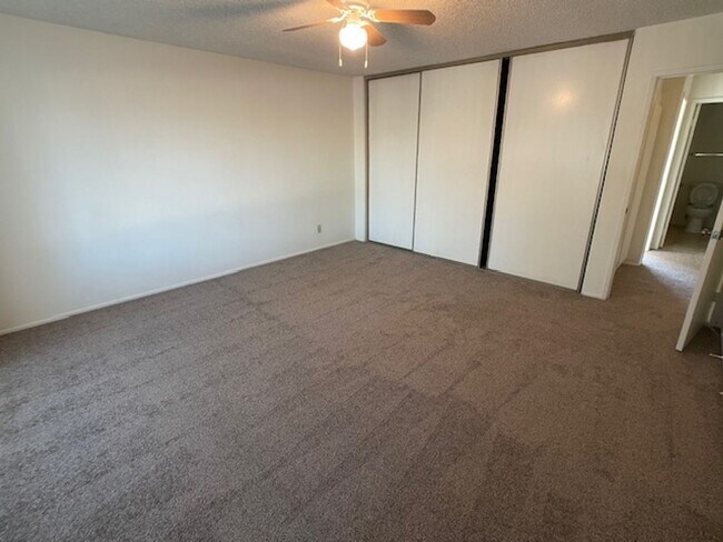 Building Photo - Moorpark 3 bed 2.5 bath Townhome close to Moorpark College