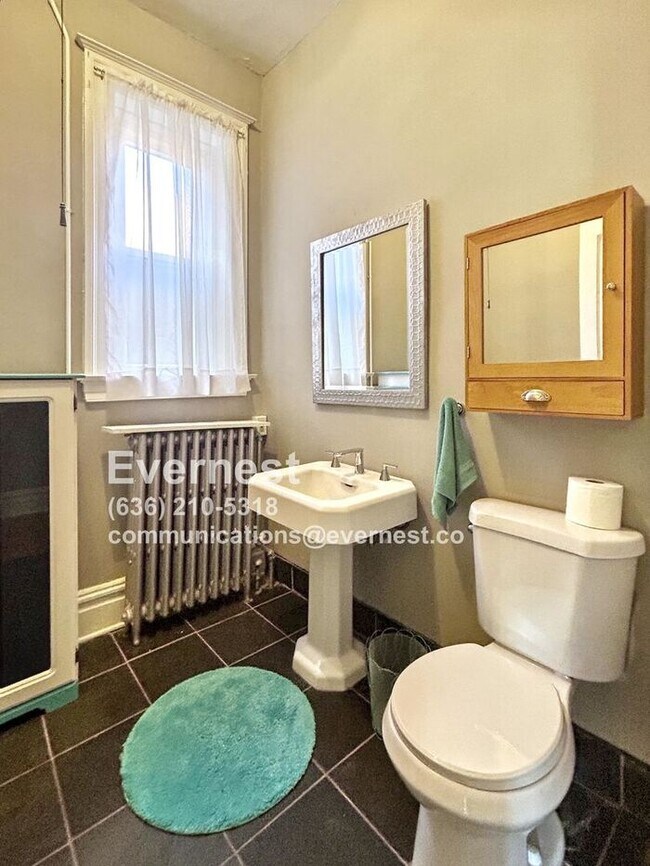 Building Photo - 4-Bedroom, 2-Bathroom Home in a Convenient...