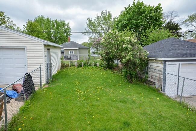 Building Photo - Cute pet friendly home with fenced yard!