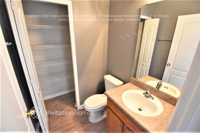 Building Photo - 2850 Woodstone Dr