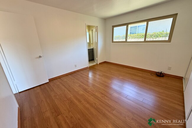 Building Photo - Large 4 Bedroom, 2 Bathroom Home with 2 Car Garage
