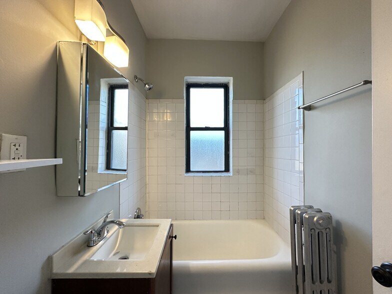 Building Photo - 4640 N Paulina St