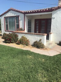 Building Photo - Country home