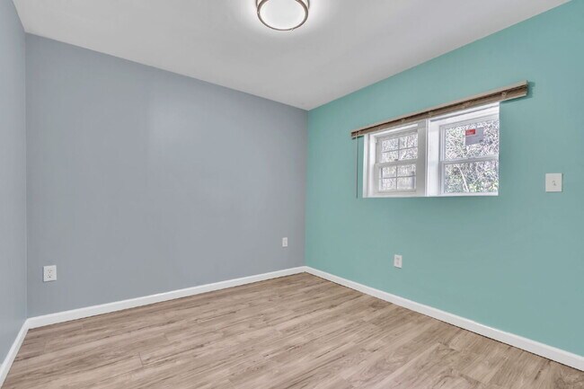 Building Photo - 2BR/1BA Triplex apartment home move-in ready!! $850/mo**