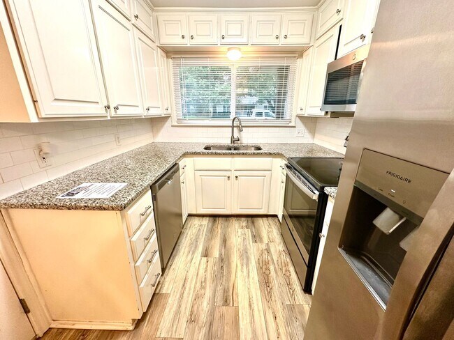Building Photo - **Application Received ** Available Now! Charming 4-Bedroom Home with Modern Kitchen & Spacious B...