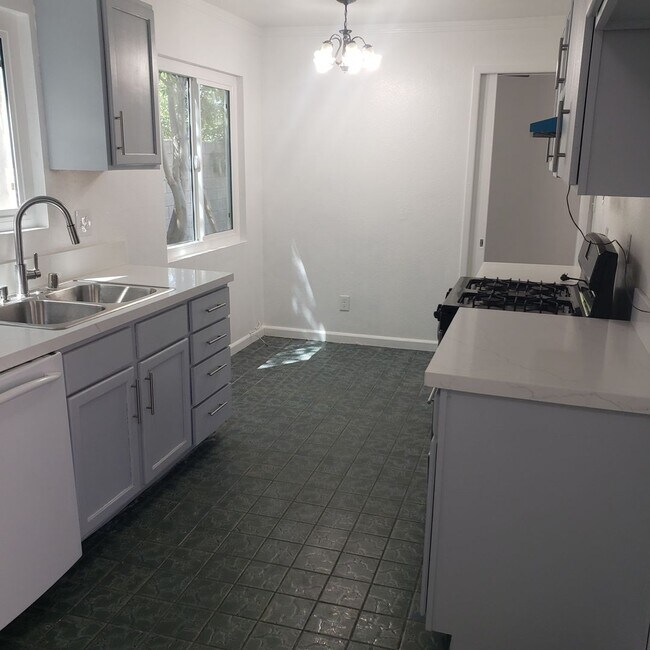 Building Photo - 6363 Carlo Dr