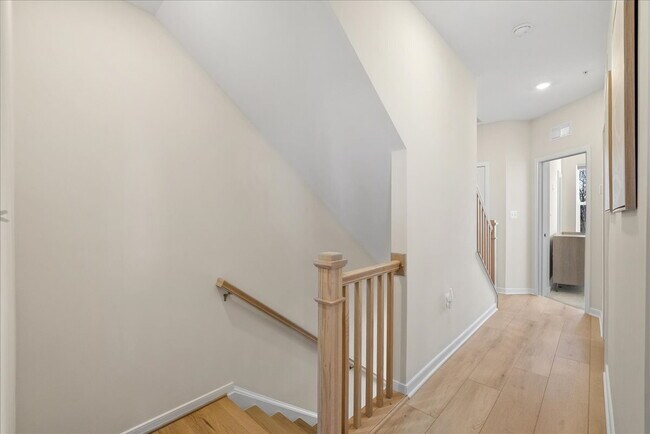 Building Photo - Stunning 4BR / 4.5BA End-Unit Townhome in Brambleton - Built in 2024!