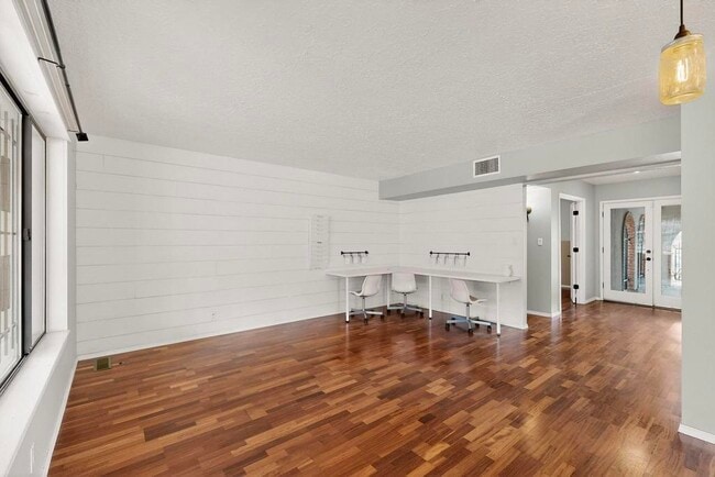 Building Photo - 717 Sagewood Ct SE