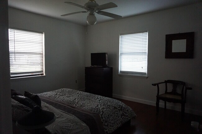 Building Photo - 5830 SW 47th St