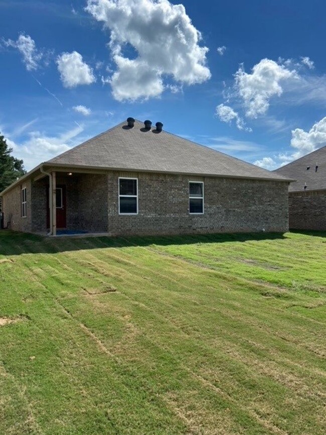 Building Photo - Three Bedroom | Two Bath Home in Fairview ...