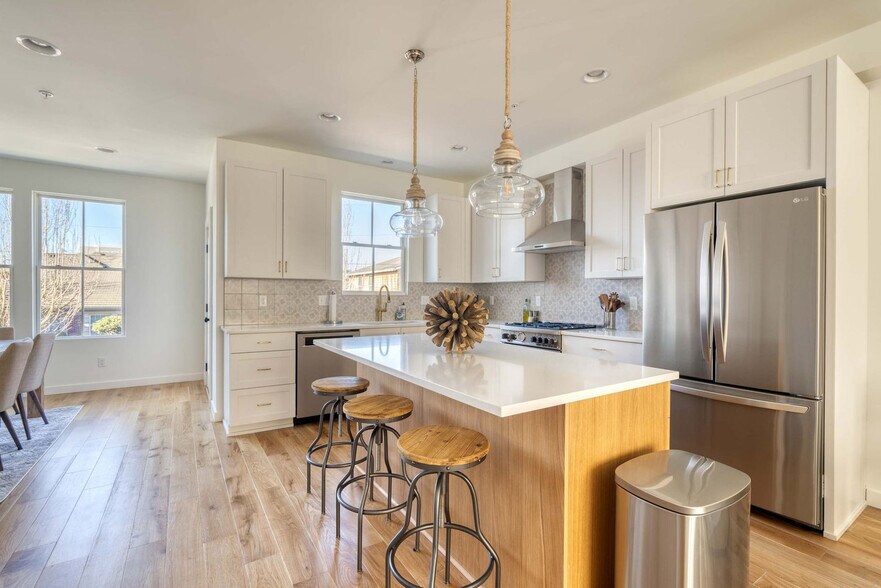 Building Photo - 516 NE 56th Ave