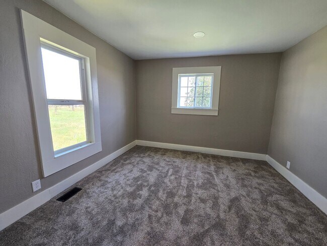 Building Photo - 2 Bedroom Ranch home- HORSES ALLOWED