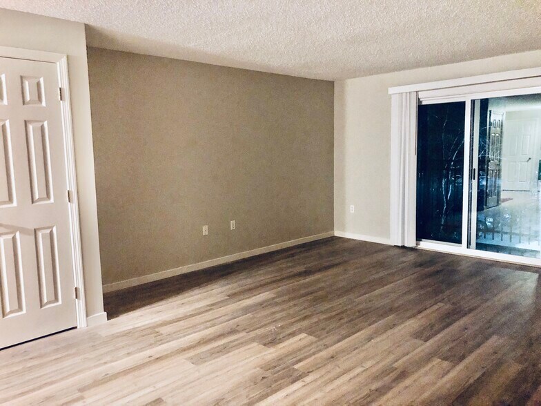 Building Photo - 3 Oak Hill Ln