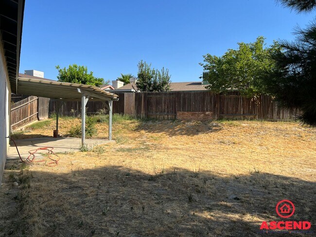 Building Photo - Spacious 3BD/2BA Home on a Large Lot in Bakersfield — Covered Patio, Garage & Pets Welcome!