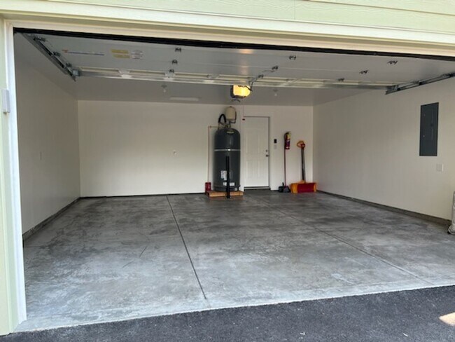 Building Photo - 17447 Auklet Dr