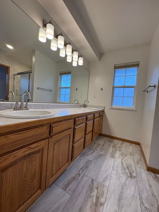 Building Photo - Beautiful home in English Ranch subdivision