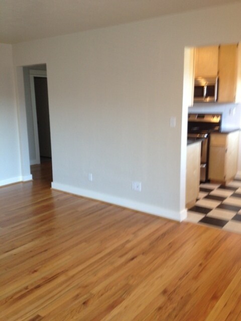Building Photo - Remodeled Spacious University Park Portsmo...