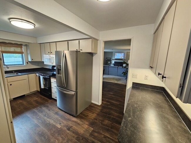 Building Photo - Beautifully Remodeled Home in the Valley