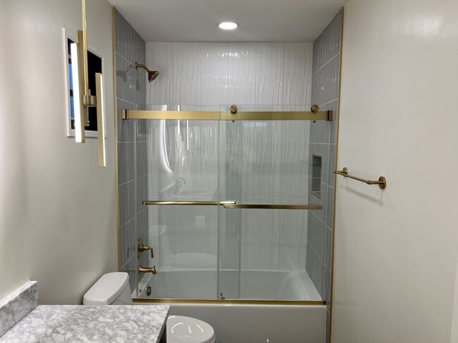 Building Photo - 753 Oak St