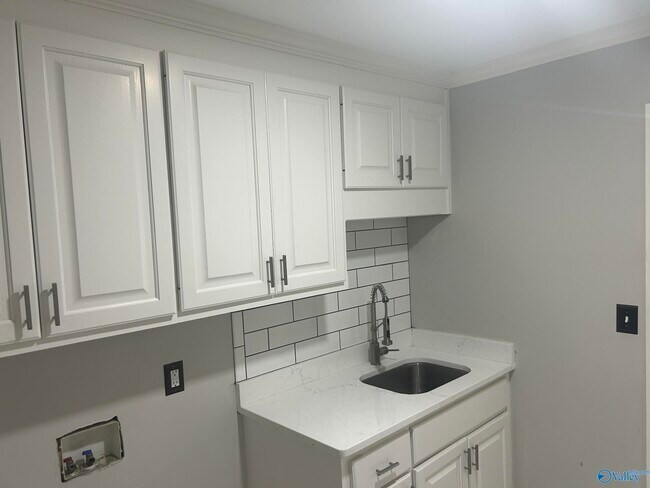 Building Photo - 2012 Fairway Hills Dr