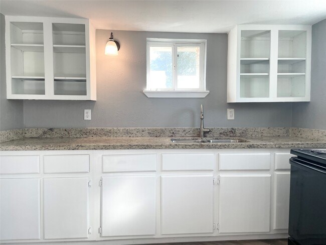 Building Photo - 7515 Bayway Dr