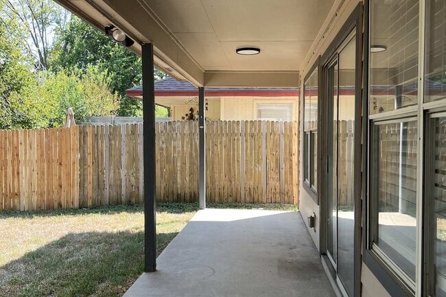 Building Photo - 2221 Jasmine Path