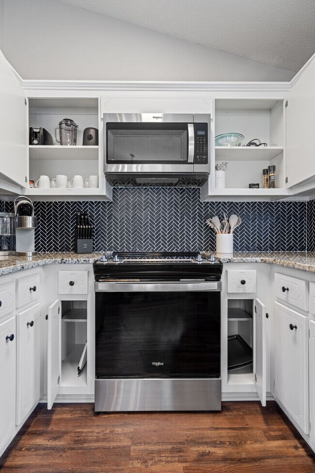 Building Photo - 13 Huntcliff Dr