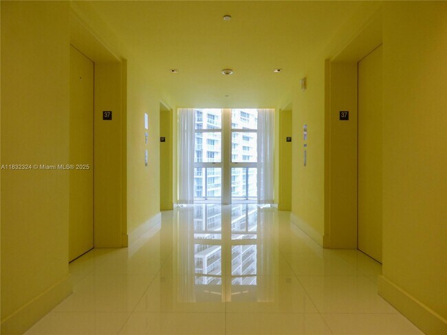 Building Photo - 495 Brickell Ave