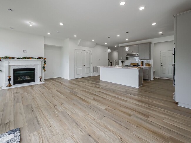 Building Photo - AVAILABLE NOW! Modern Comfort Meets Everyd...