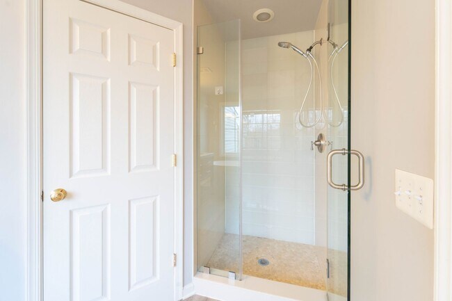 Building Photo - Updated Faircrest 4 BD 3.5 BA Townhome