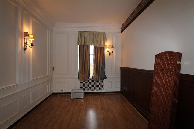 Building Photo - 16 Balmoral St