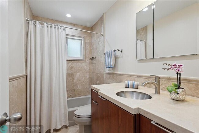 Building Photo - 2625 NW 5th Ave