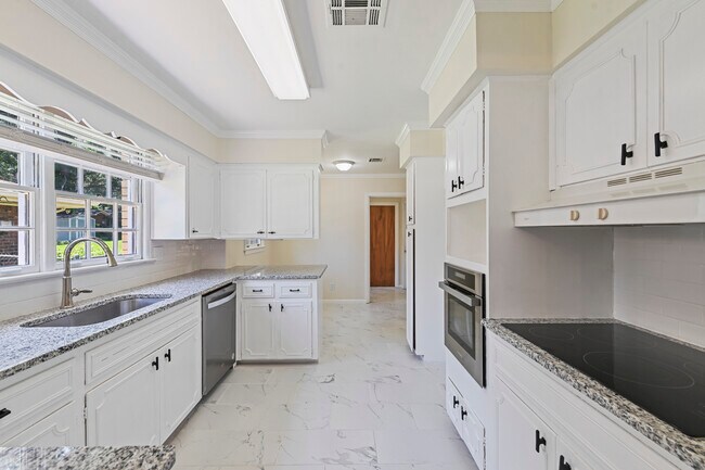 Building Photo - 3920 Meredith Dr
