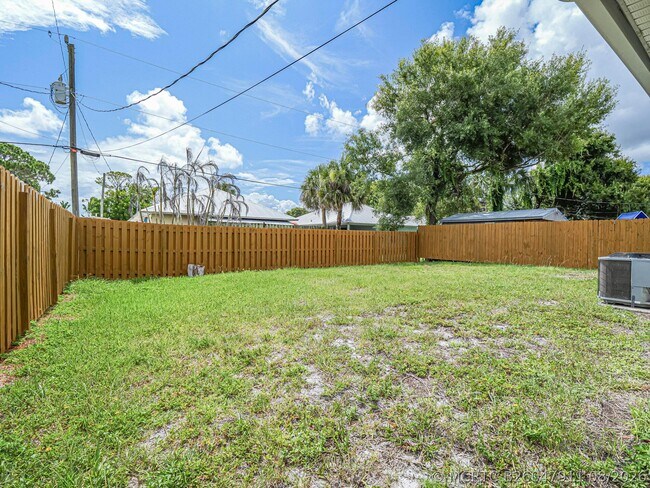 Building Photo - 1456 25th Ct SW