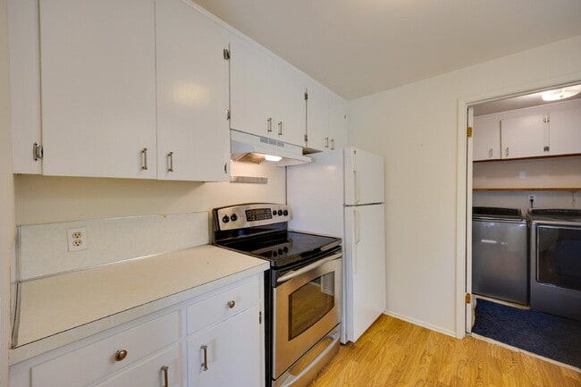 Building Photo - Charming House For Rent in Burien! Full Si...