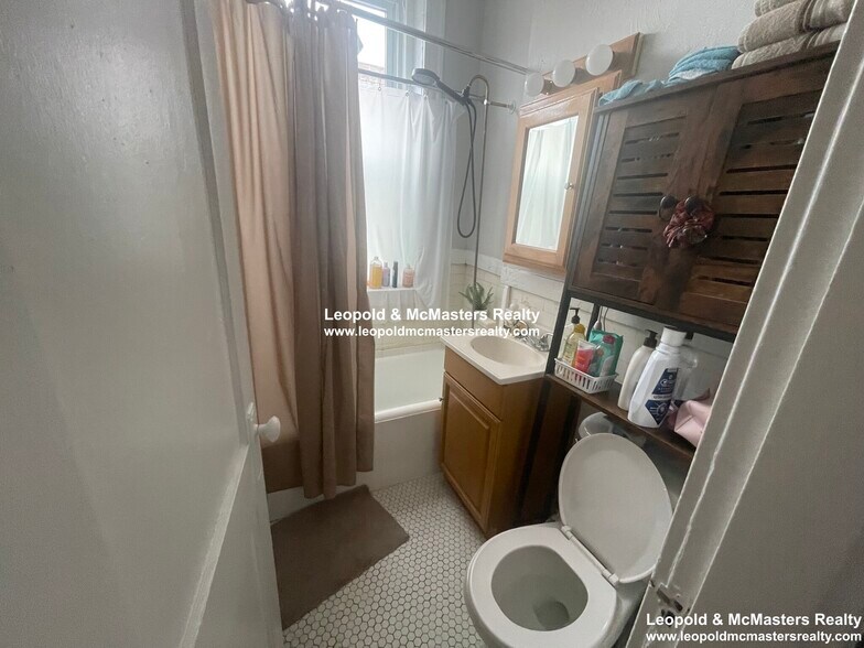 Building Photo - 225 Kelton St