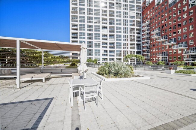 Building Photo - 1541 Brickell Ave