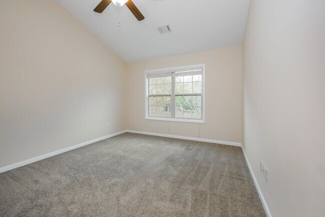 Building Photo - 390 Cliffhaven Cir