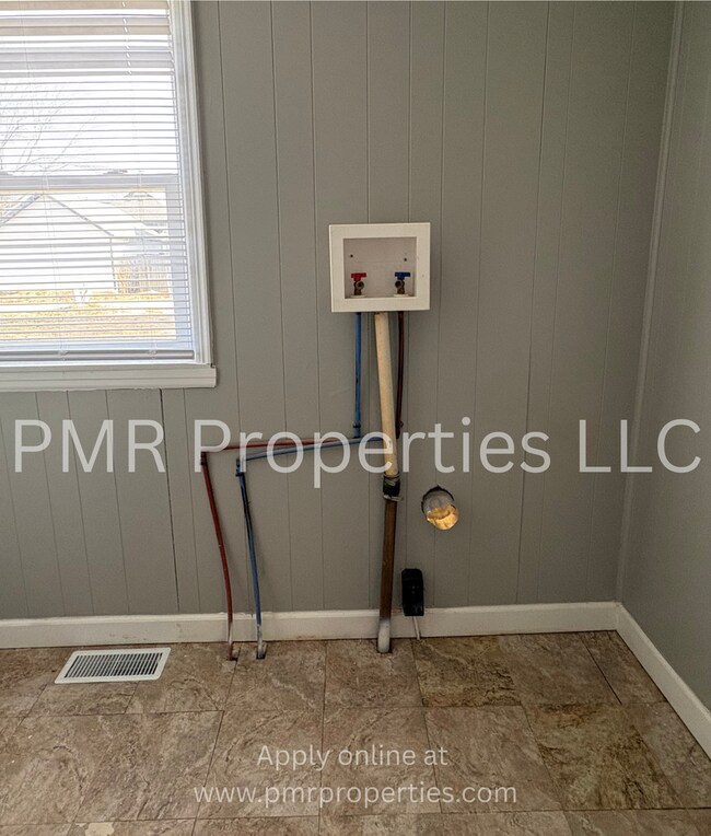 Building Photo - 2 Bethrooms / 1 Bathroom House