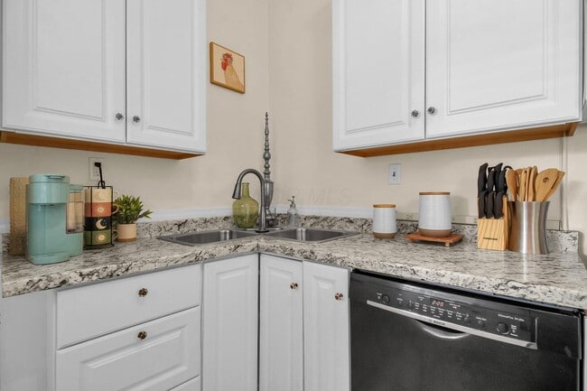 Building Photo - 174 Reinhard Ave