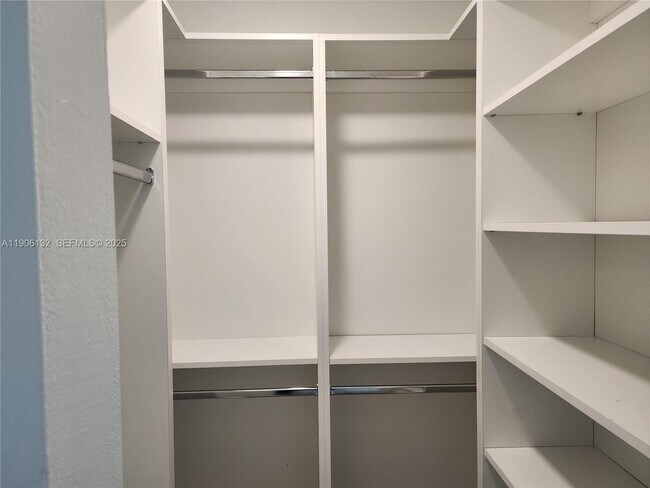 Building Photo - 2750 W 76th St