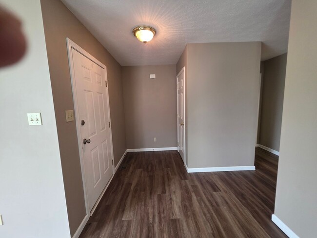 Building Photo - 1012 Willow Creek Cir