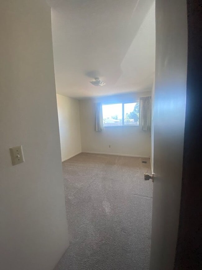 Building Photo - Charming 2 Bedroom Duplex With Fenced Yard...