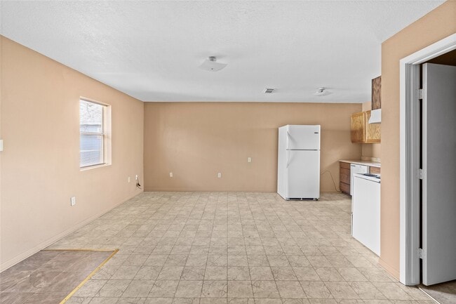 Building Photo - 2200 Peach Ave