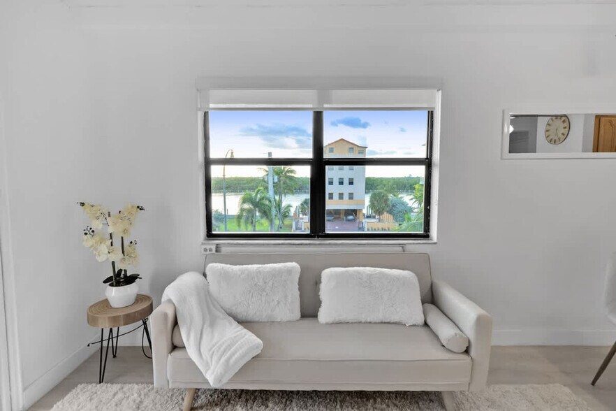 Building Photo - 321 Wilson St