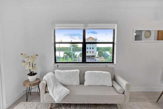 Building Photo - 321 Wilson St